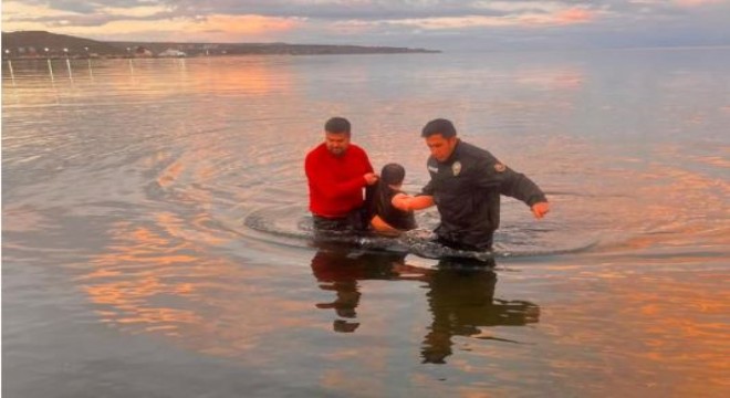 Polisler Van Gölü'ne girip vatandaşı kurtardı
